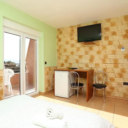 Double Duce 16407b 3* دوغي رات