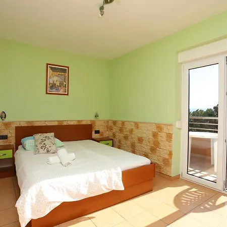 Double Duce 16407b بيت ضيافة 3*
