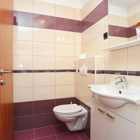 Double Duce 16407b بيت ضيافة 3*